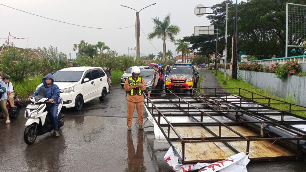 Baliho Roboh Depan RS Maranatha Bandung, Jalan Lumpuh!