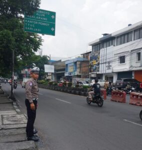 Aiptu Amin Komarudin mengatur lalu lintas pagi hari di Cimahi arah Padalarang