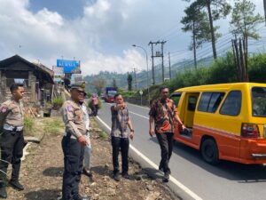 petugas melakukan evaluasi kondisi jalan dan arus lalu lintas di kawasan lembang bandung barat
