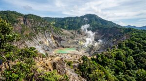 Gunung Tangkuban Parahu yang berperan dalam terbentuknya Danau Bandung Purba