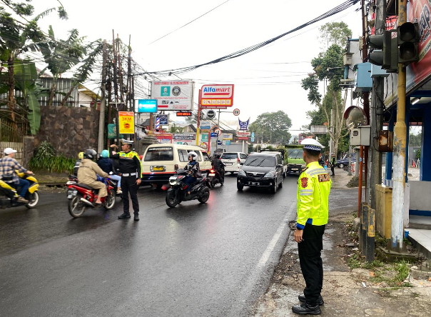 Arus Lalu Lintas Lembang Terpantau Lancar, Satlantas Polres Cimahi Siaga di Simpang Betrix