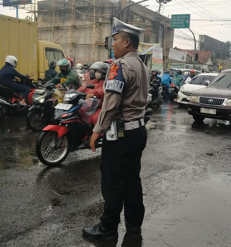 Sore Hari di Cimahi dan KBB Tetap Terkendali, Arus Lalu Lintas Ramai Lancar Tanpa Kemacetan Berarti