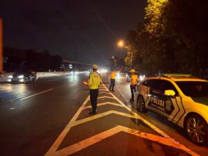 Rest Area KM 125 Tol Padaleunyi di Cimahi sebagai titik strategis pengaturan lalu lintas oleh petugas Satlantas