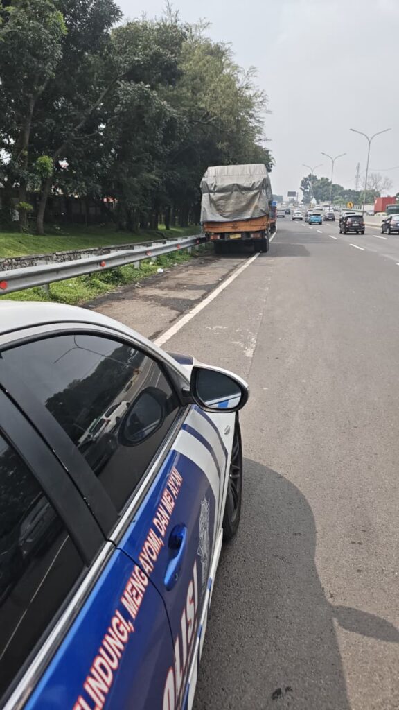 Patroli di Tol Padaleunyi KM 121, Polisi Imbau Pengendara Tidak Parkir di Bahu Jalan