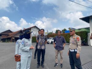 petugas satlantas polres cimahi survei titik rawan kecelakaan di lembah dewata lembang