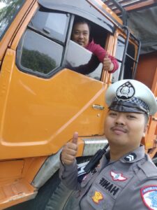 Patroli Tol Padaleunyi KM 121, Polisi Tegur Truk Parkir di Bahu Jalan